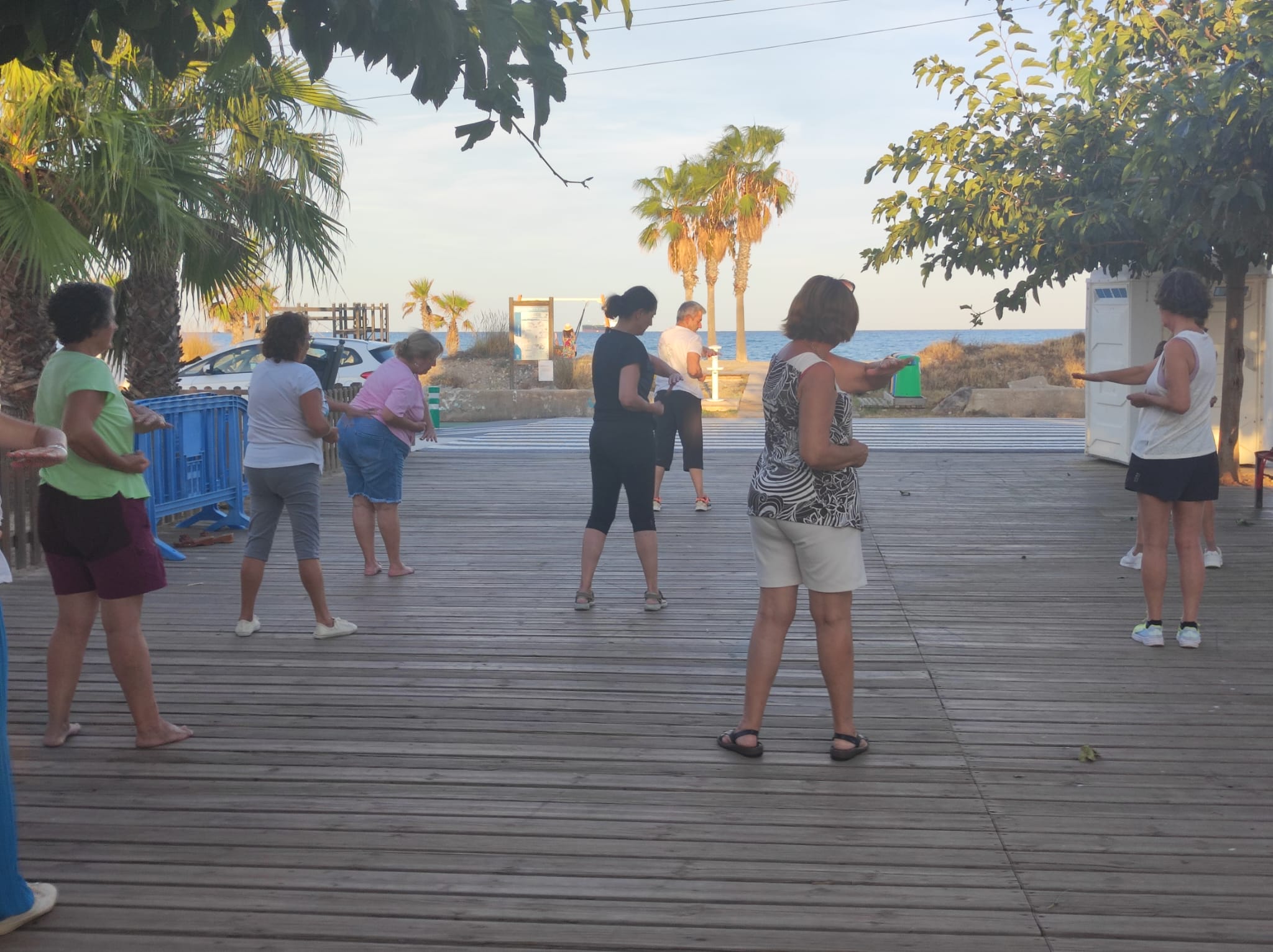 Clase de taichi en el parque organizada por Centro Jade Almazora