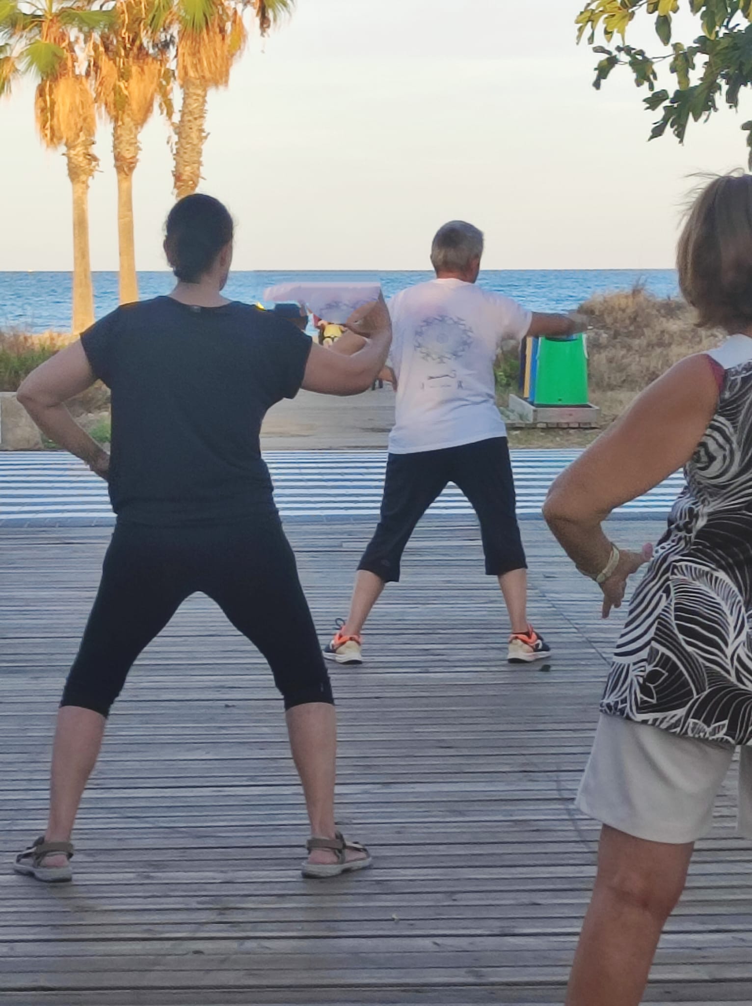 Clase de taichi en la playa organizada por Centro Jade Almazora