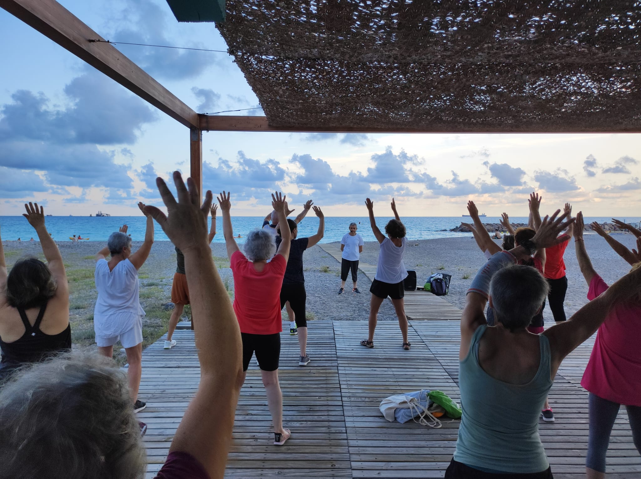 Clase de taichi en la playa organizada por Centro Jade Almazora