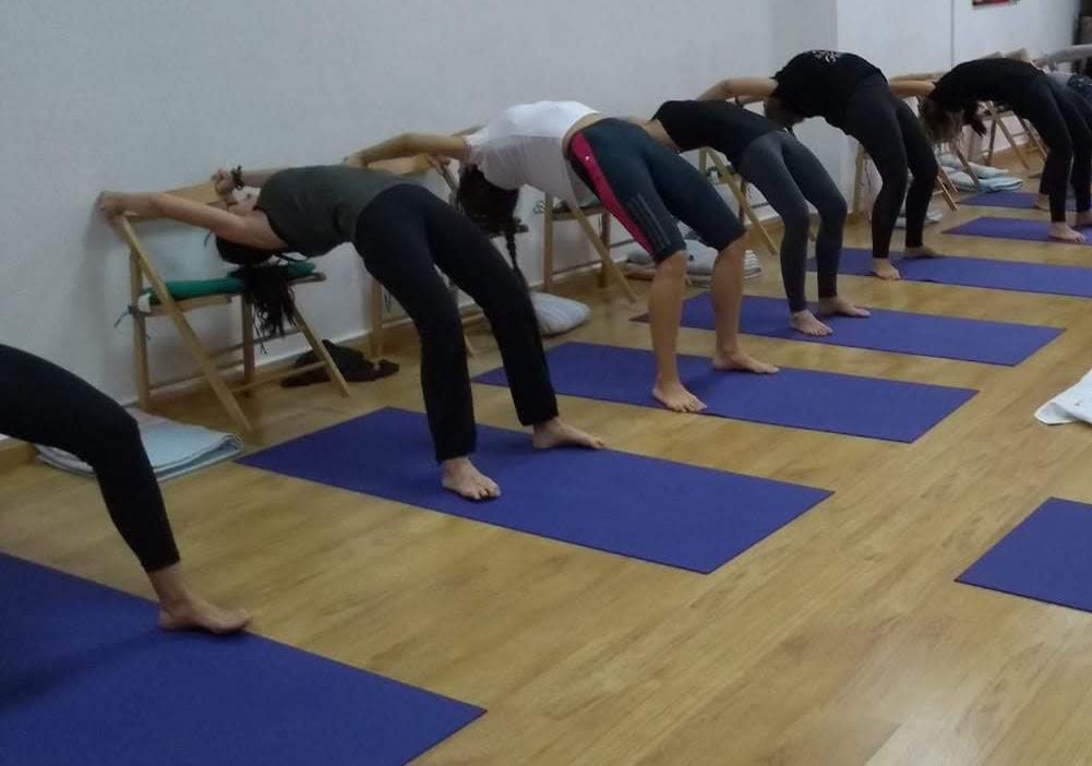 Clases de yoga en silla en Centro Jade Almazora, adaptándonos a todo tipo de movilidad.