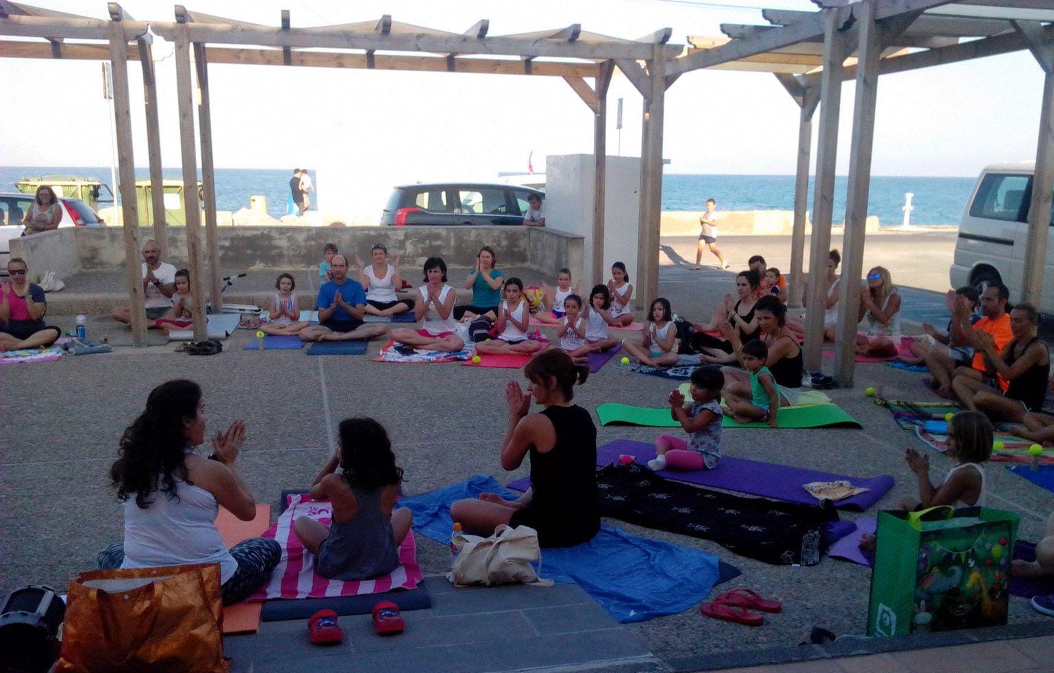 Taller de yoga en familia impartido por Centro Jade Almazora